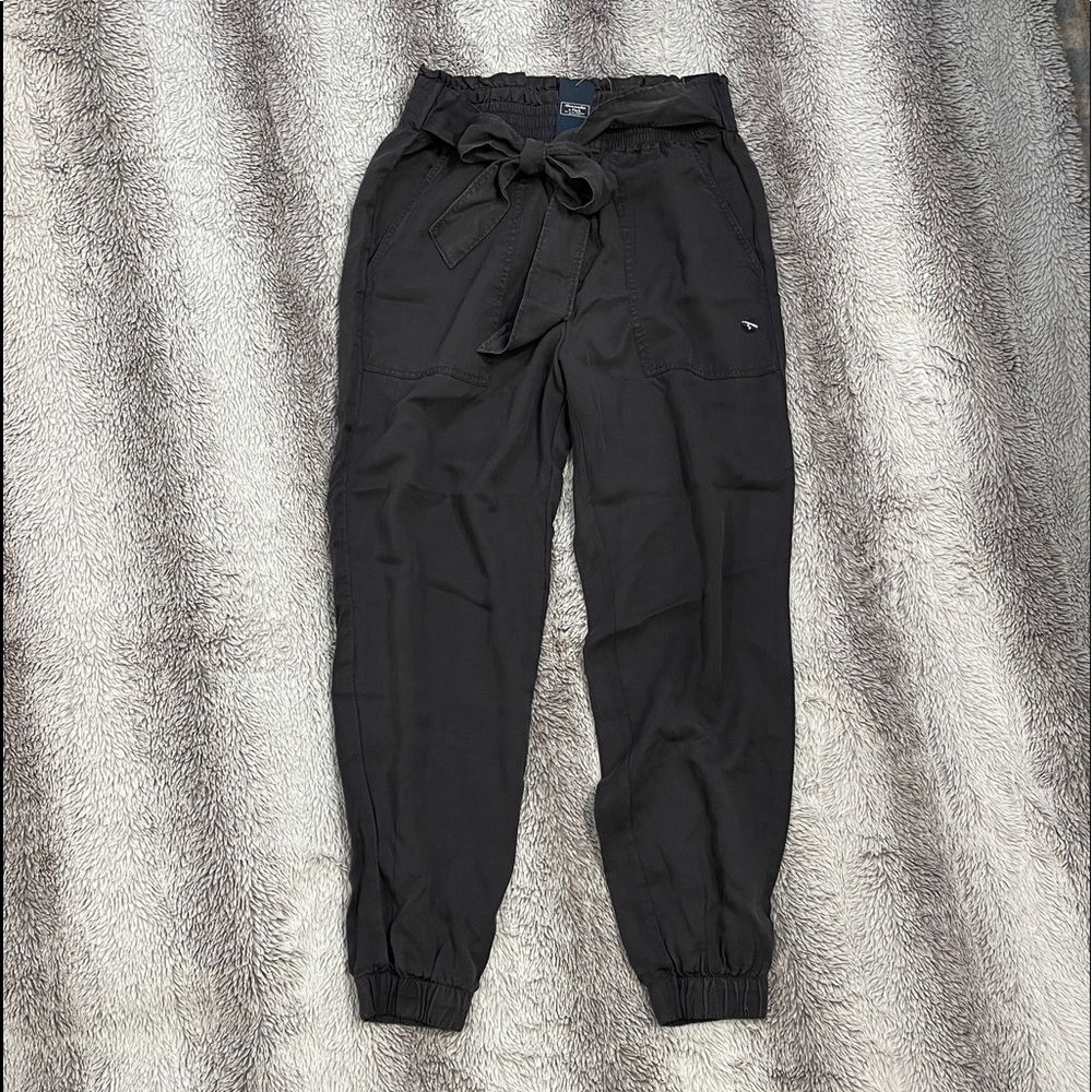 Abercrombie & Fitch high rise belted utility joggers, gray, small